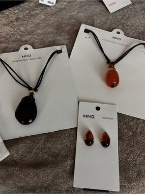Mango Black and Amber Pendant Necklace Set